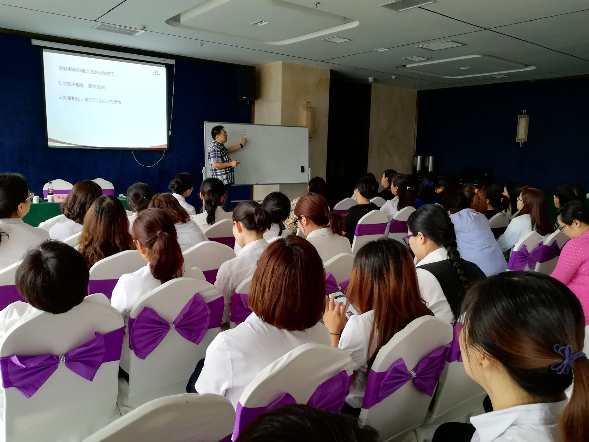 龍鋼集團(tuán)女職委開展“我健康我快樂”女職工健康知識培訓(xùn)